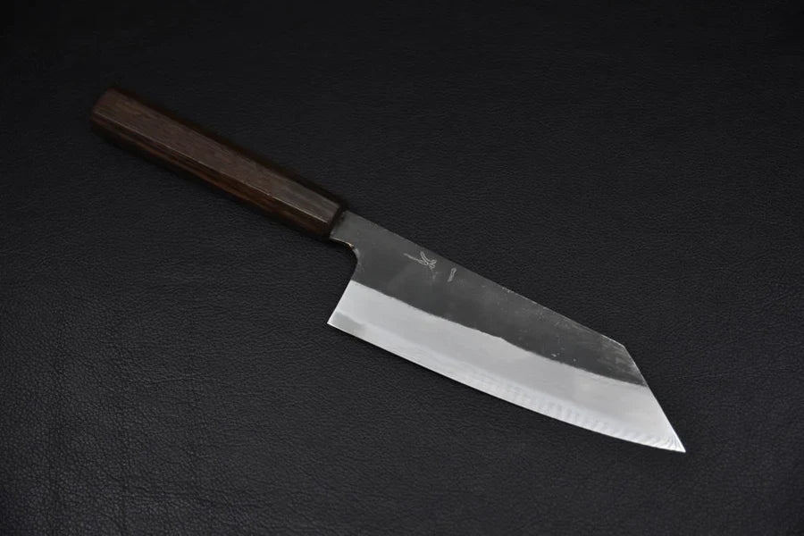  Couteau Bunka Kurouchi lame partiellement polie pointe K-tip manche Wa octogonal bois sombre fond noir cuir.