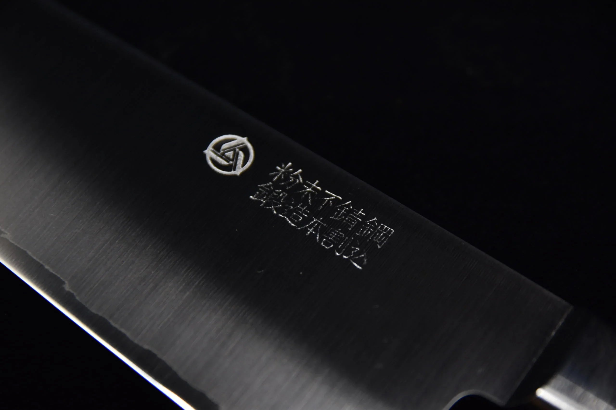 Hitohira TP Santoku 170 mm en acier SG2 avec manche en bois de pakka rouge, lame polie à profil sheepfoot sur fond clair.