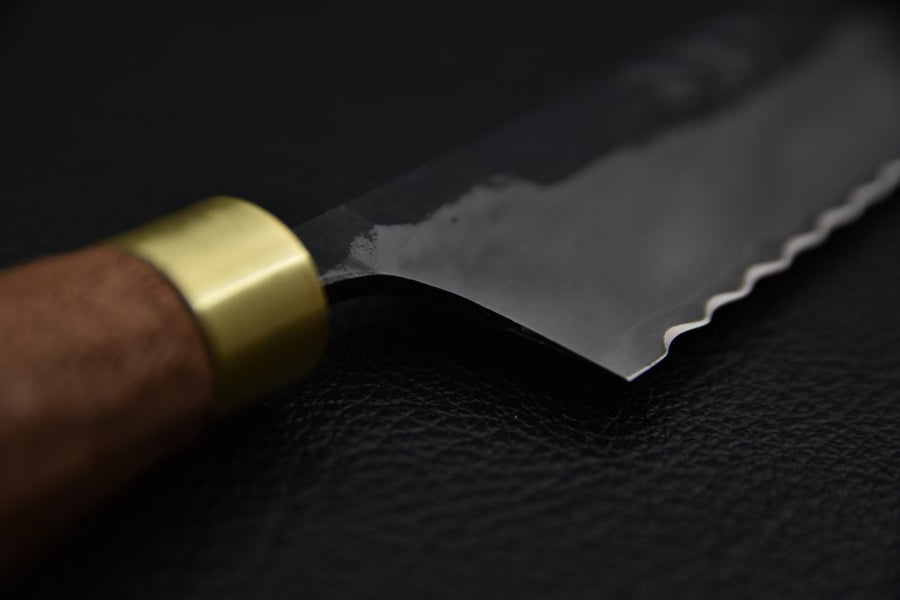 Daitoku Aogami 2 couteaux à pain japonais 240 mm, lames en acier carbone avec manche en noyer.