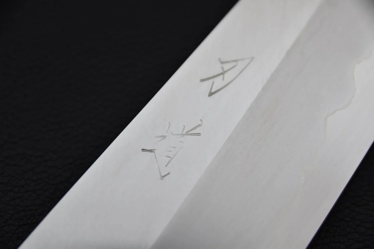Hado Ginsan Gyuto 210 mm en acier Ginsan avec manche Kijiro laqué en bois, lame fine à surface polie sur fond neutre.