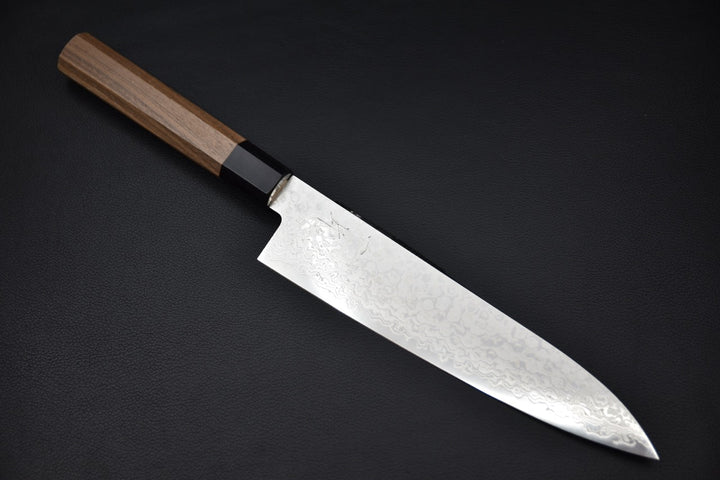  Couteau japonais gyuto Hitohira HG damas de 210 mm, lame à motif damassé et manche octogonal en bois de noyer, vue latérale complète.