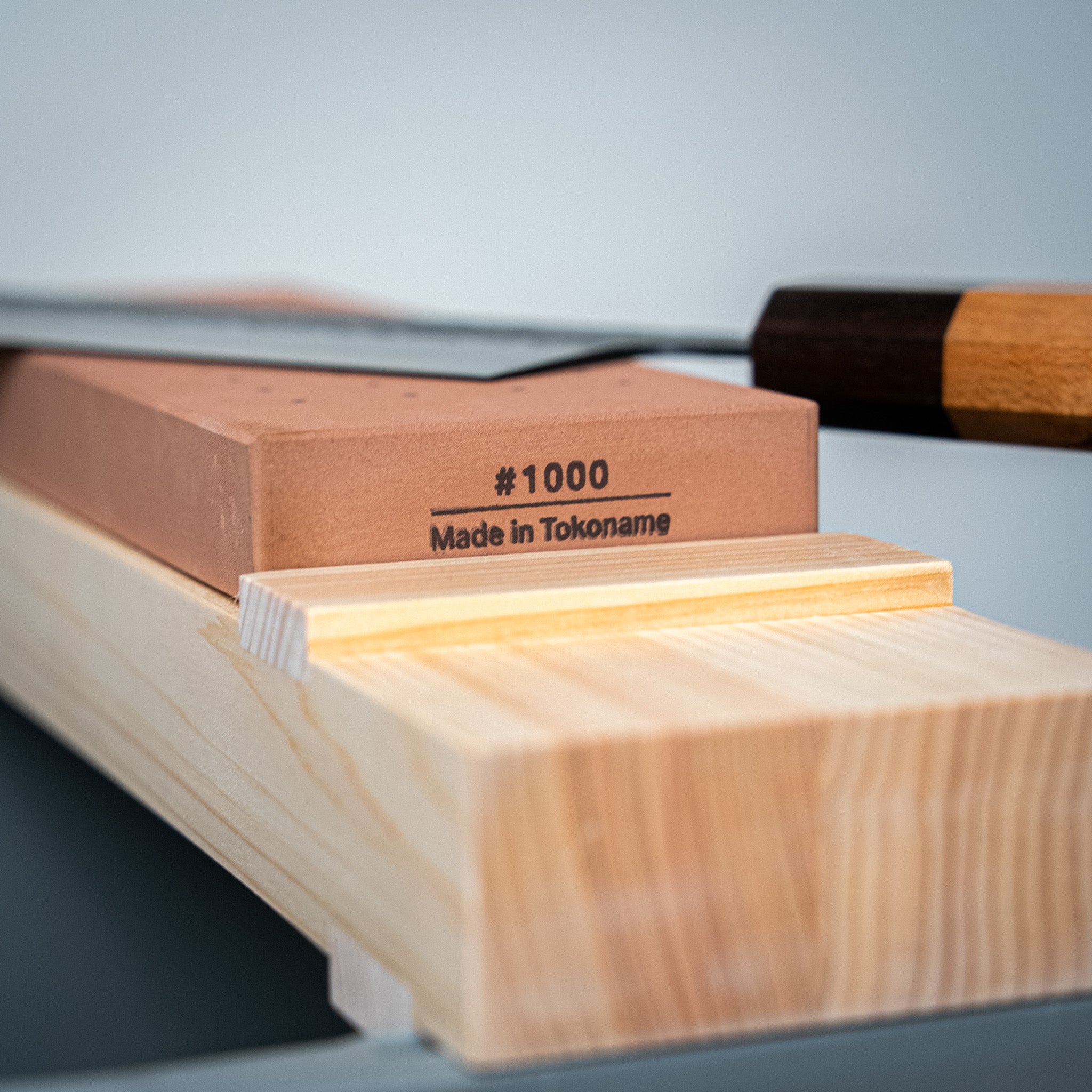 Pierre à aiguiser japonaise 10Good #1000 vue de côté, inscription Tokoname visible.

