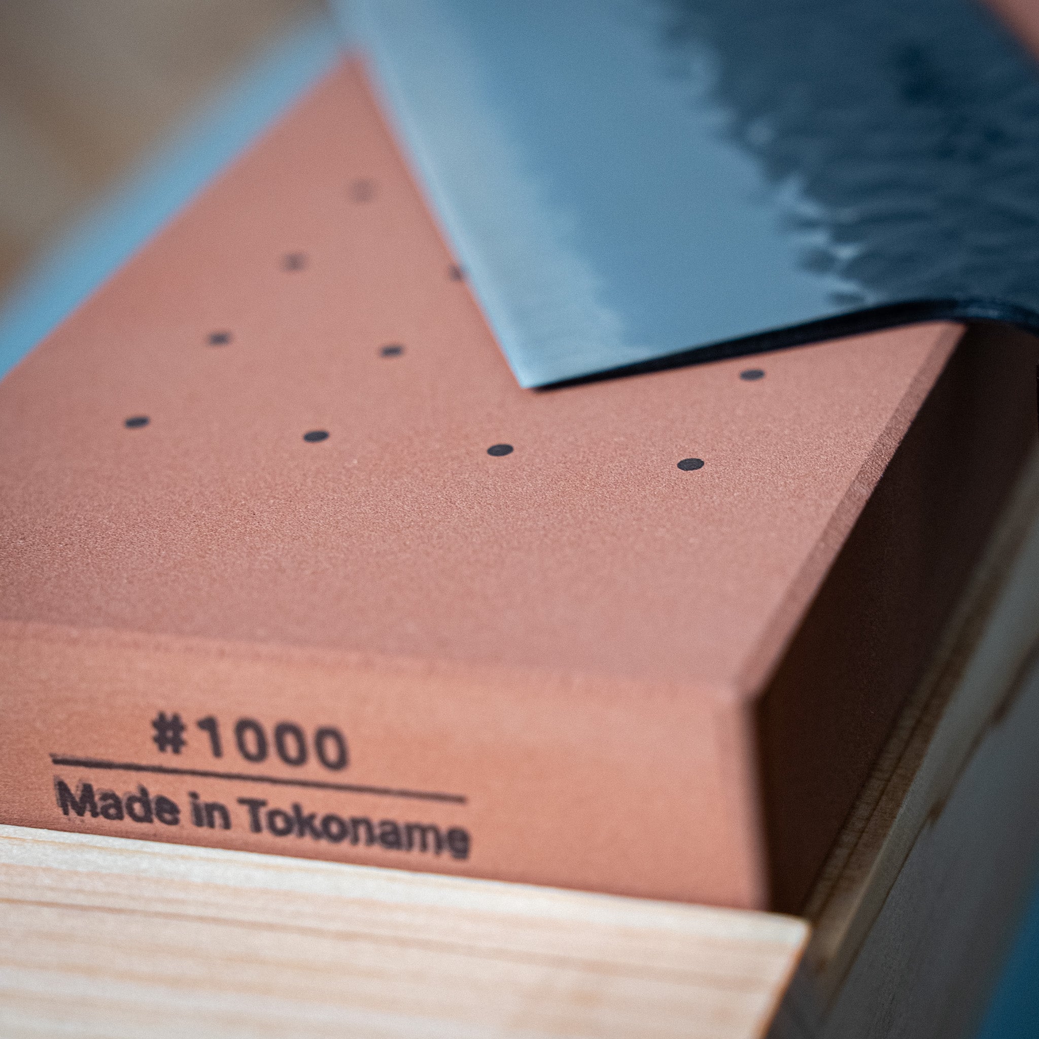 Surface texturée de la pierre à aiguiser 10Good avec perforations régulières.

