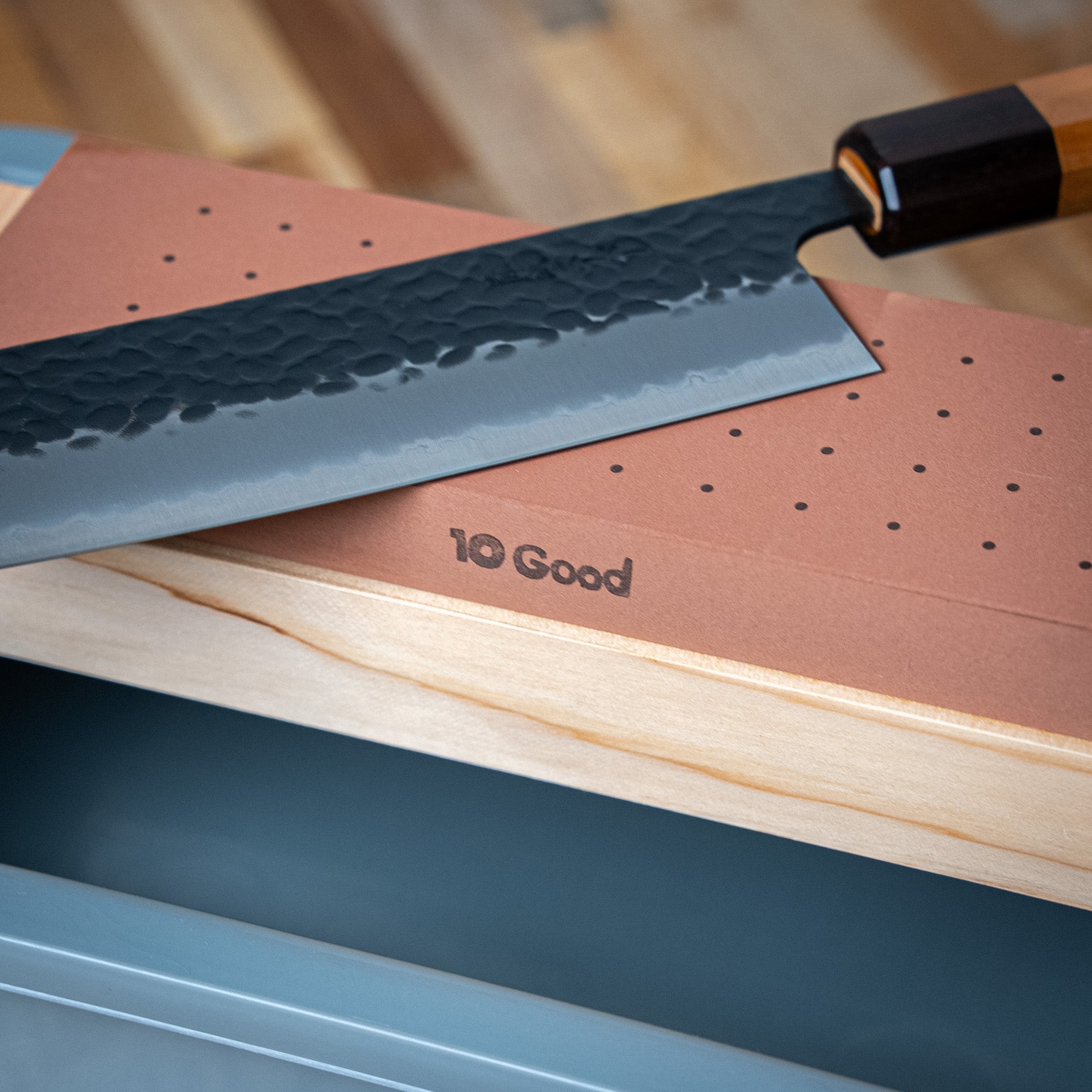 Gros plan sur la surface abrasive de la pierre à aiguiser japonaise 10Good #1000.

