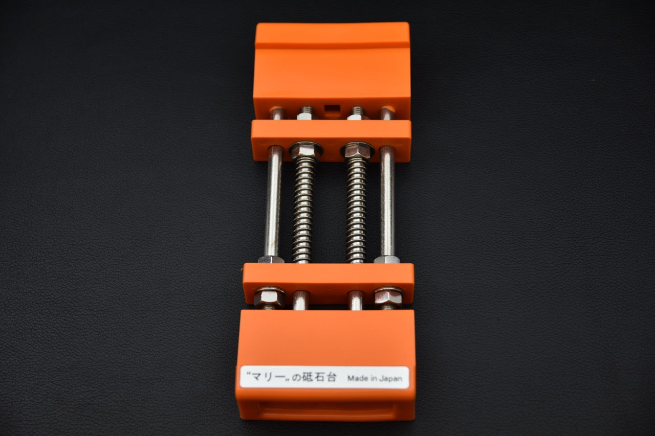 Vue complète du support 3giken Mary pour pierres à aiguiser, couleur orange, fabriqué au Japon