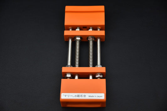 Vue complète du support 3giken Mary pour pierres à aiguiser, couleur orange, fabriqué au Japon