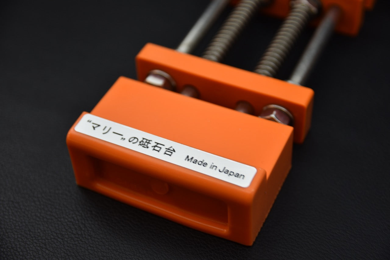 Zoom sur le support à pierre Mary de 3giken avec étiquette “Made in Japan”, composants métalliques visibles