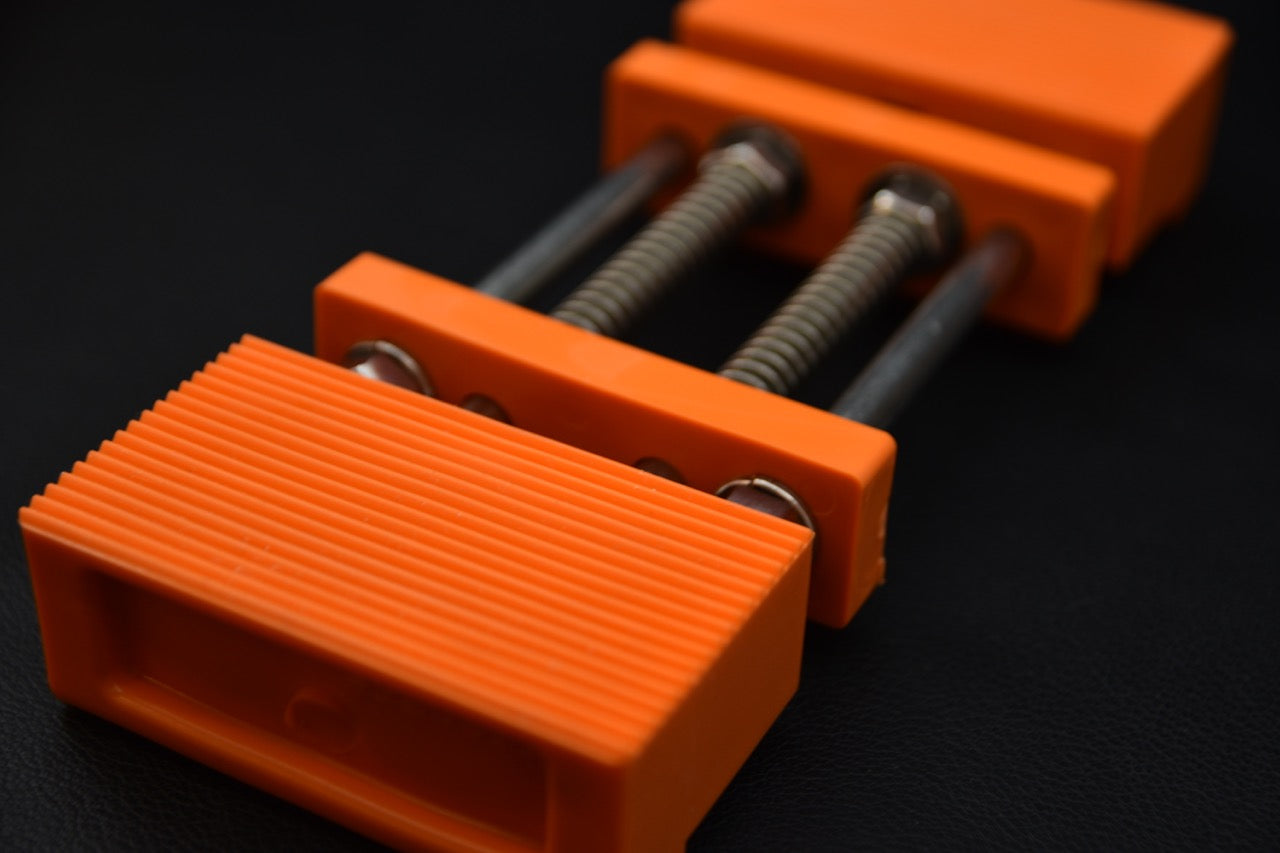 Détail des patins antidérapants rainurés du support 3giken Mary, conçu pour la stabilité sur surface mouillée