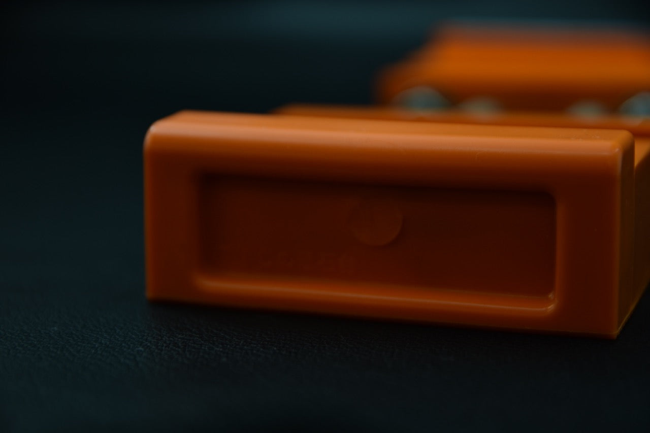 Gros plan sur la base du support à aiguiser japonais 3giken Mary, en caoutchouc orange