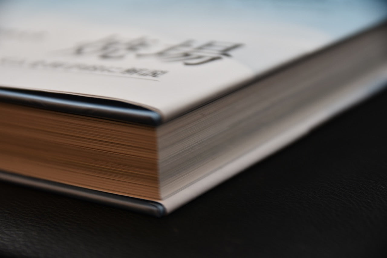 Vue latérale de l’épaisseur du livre Yakiba – Techniques de grillades japonaises