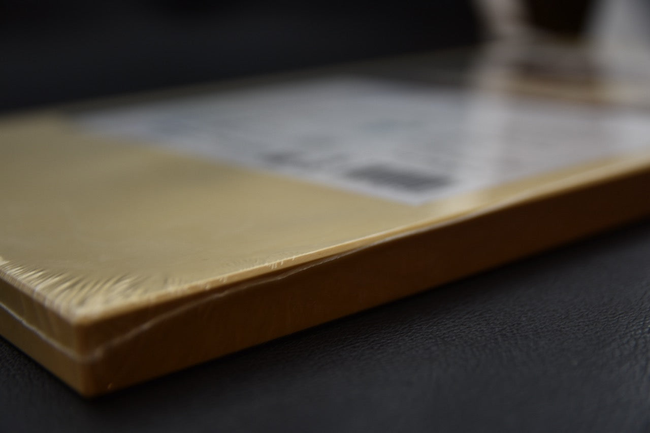 Détail de l’angle et de l’épaisseur de la planche à découper japonaise.