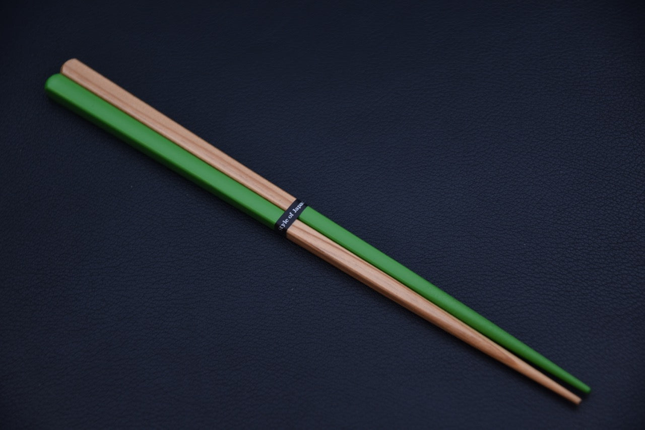 A pair of Japanese chopsticks ‘Oedo Green’ with a lacquered finish, displayed on a dark background.