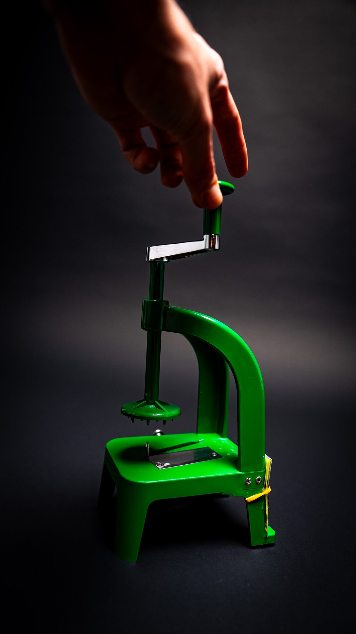 Couteau japonais Benriner Cook Help – coupe-légumes manuel vert, vue complète sur fond sombre — Stay Sharp Montréal