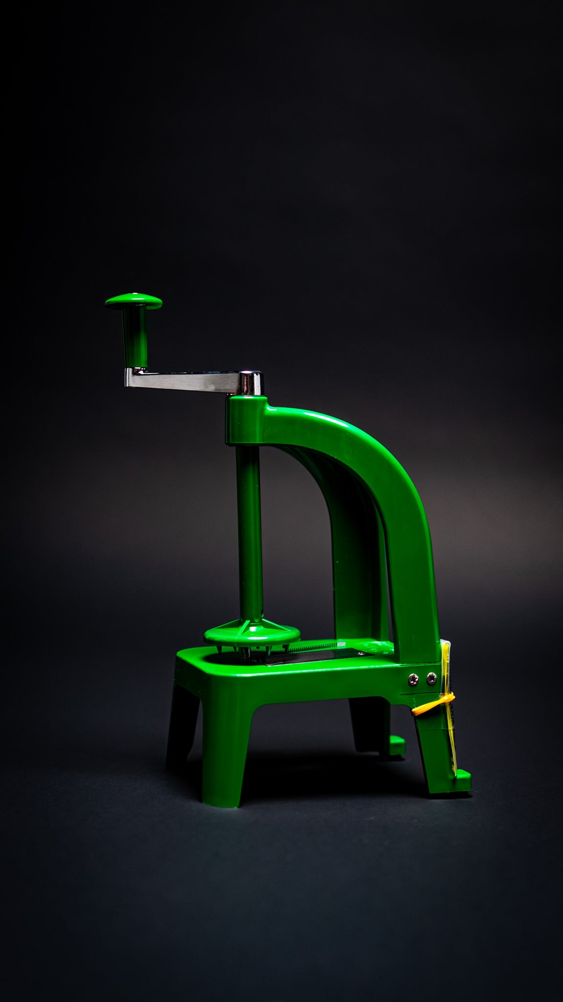 Couteau japonais Benriner Cook Help – vue latérale du châssis et bras de rotation — Stay Sharp Montréal