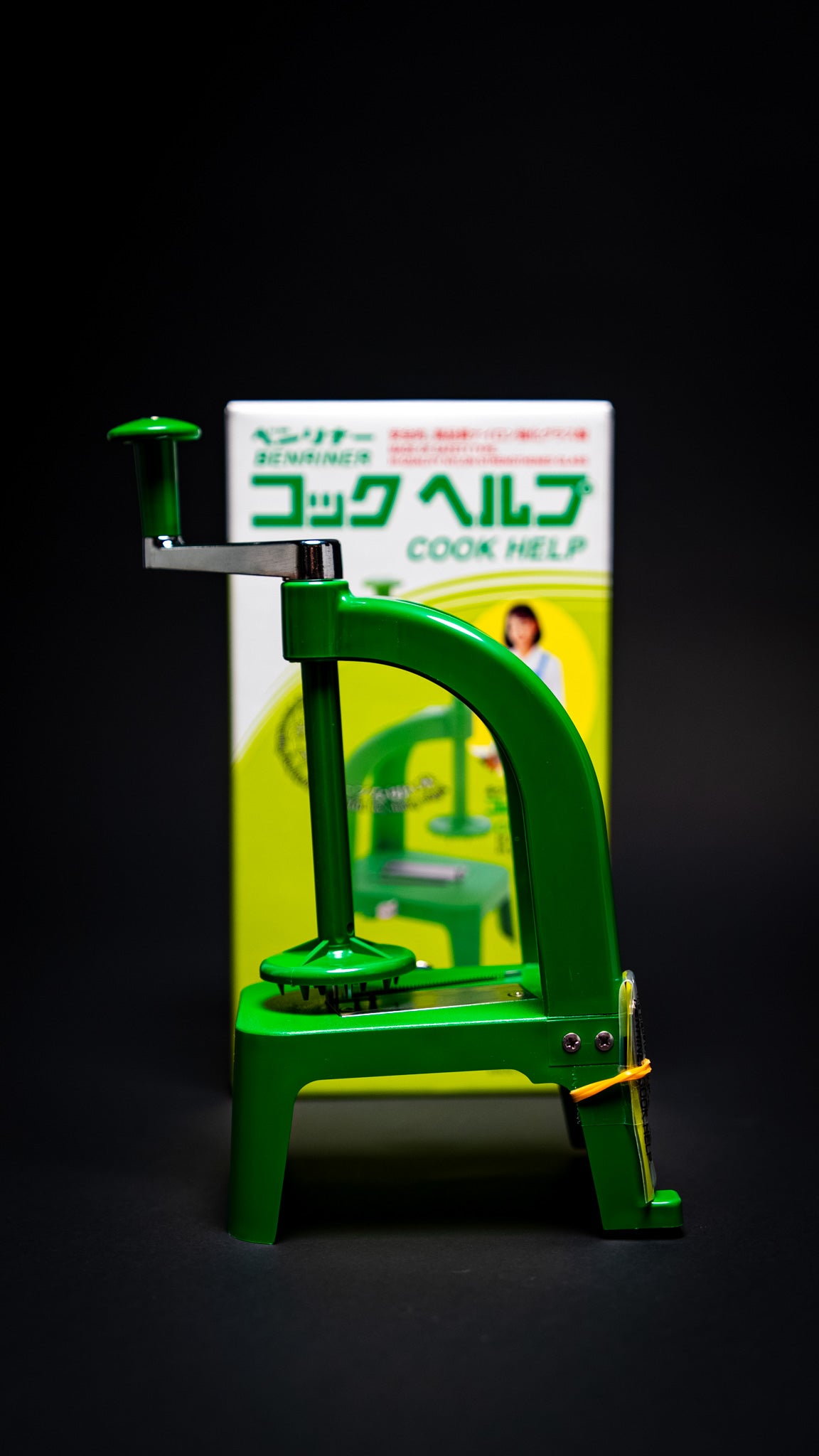 Couteau japonais Benriner Cook Help – coupe-légumes avec emballage d’origine Benriner en arrière-plan — Stay Sharp Montréal