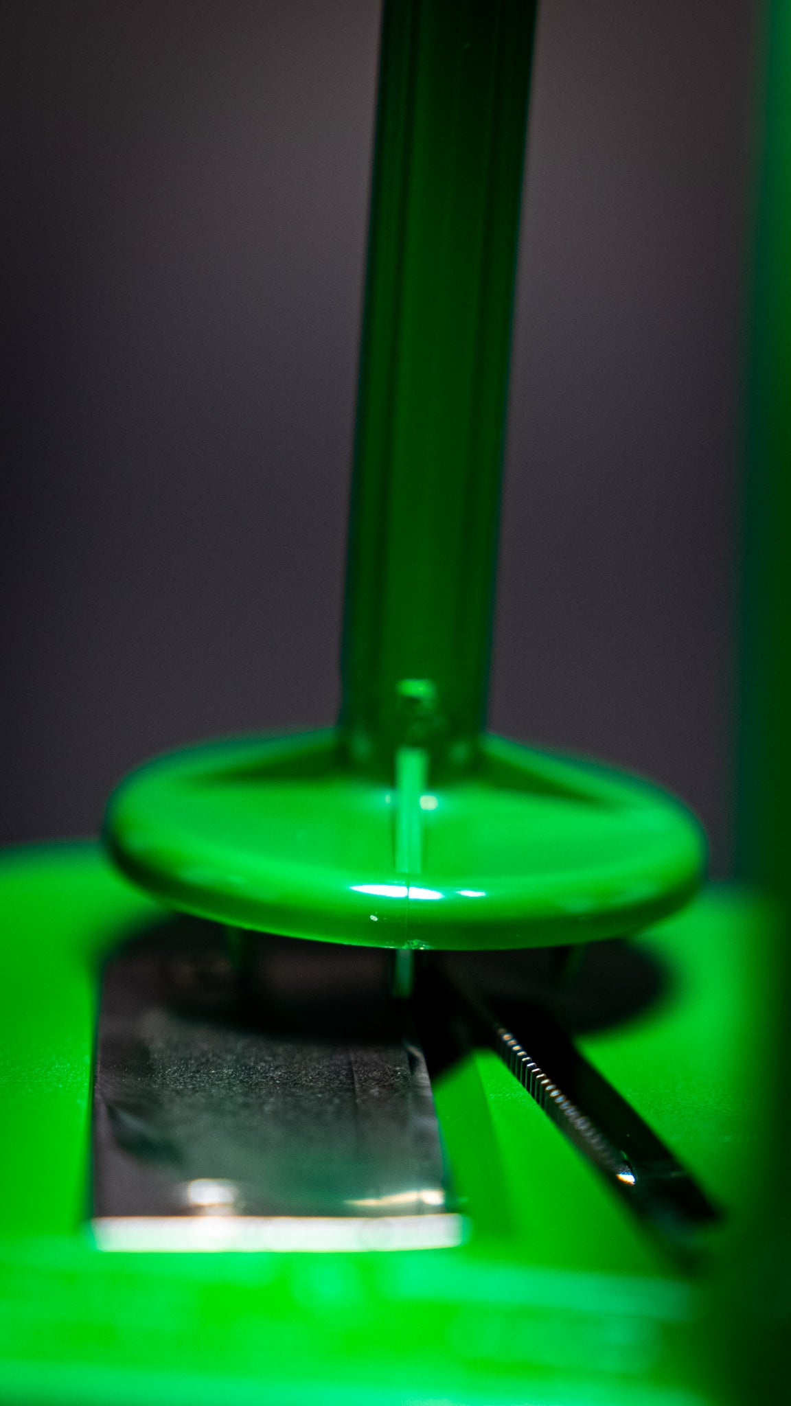 Couteau japonais Benriner Cook Help – coupe-légumes avec emballage d’origine Benriner en arrière-plan — Stay Sharp Montréal