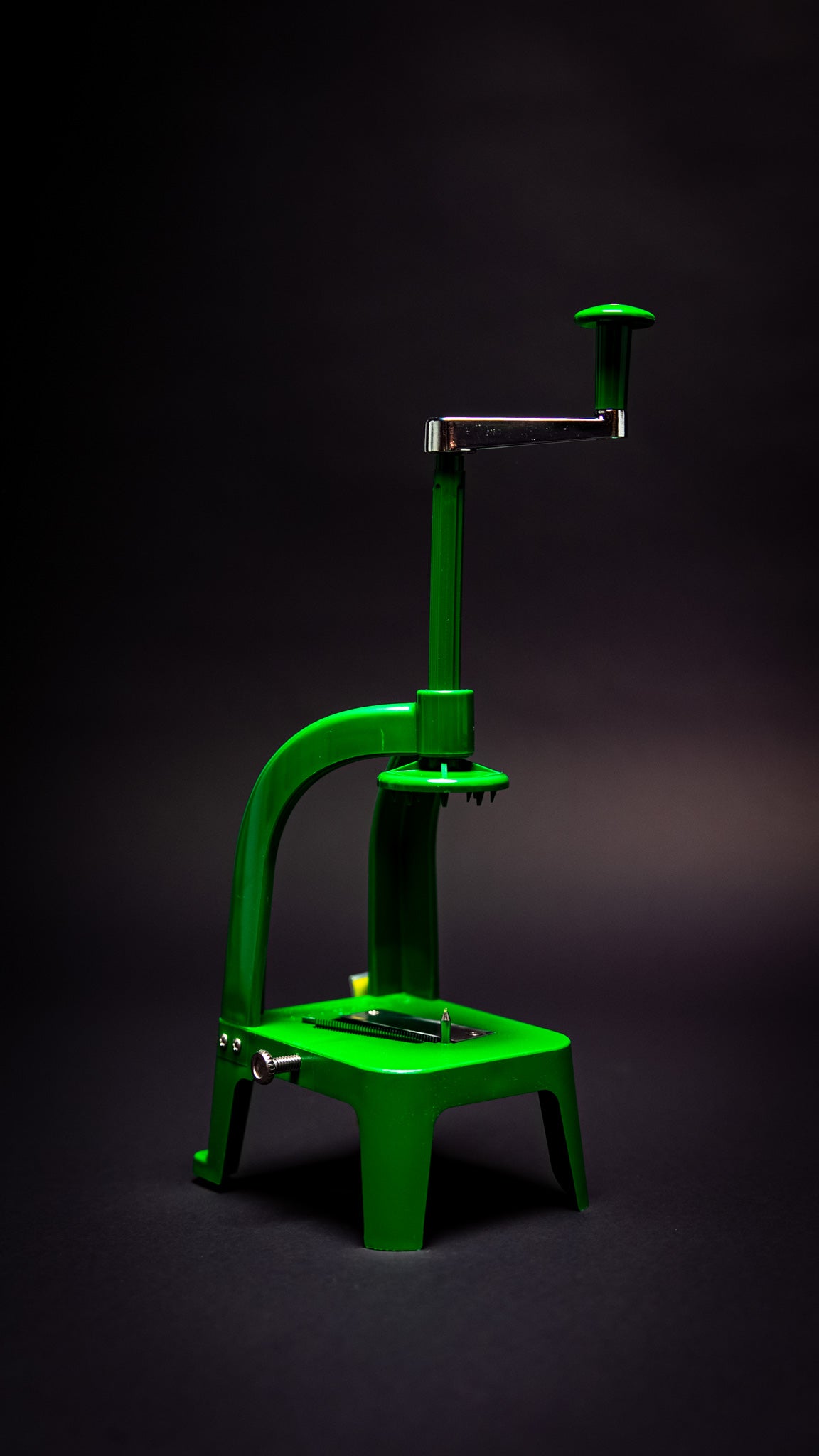 Couteau japonais Benriner Cook Help – détail du poussoir à picots pour maintien des légumes — Stay Sharp Montréal