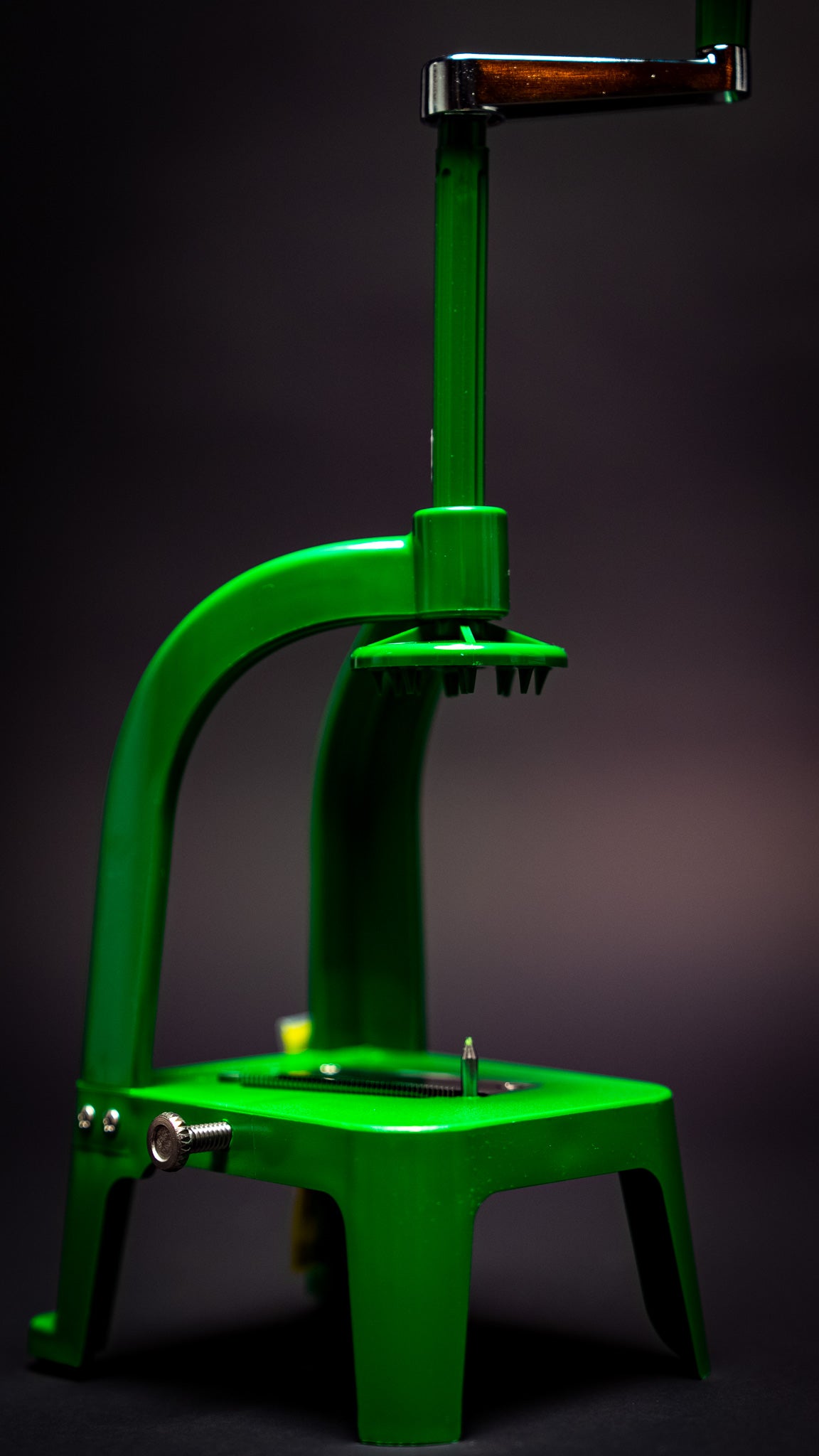 Couteau japonais Benriner Cook Help – vue trois-quarts mettant en évidence la colonne et la poignée — Stay Sharp Montréal