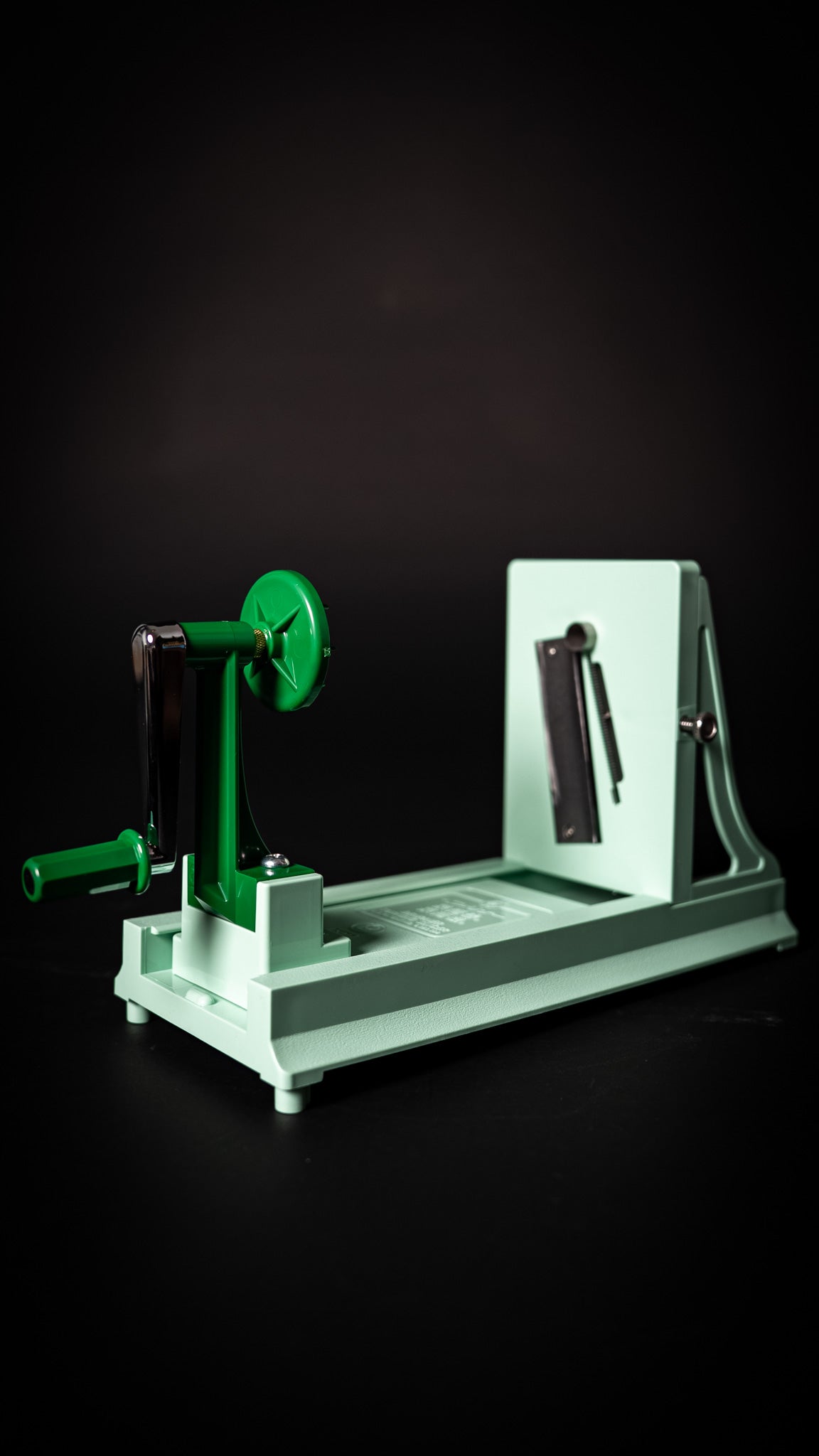 Gros plan du Benriner Turning Slicer japonais, mettant en valeur la manivelle et la lame.