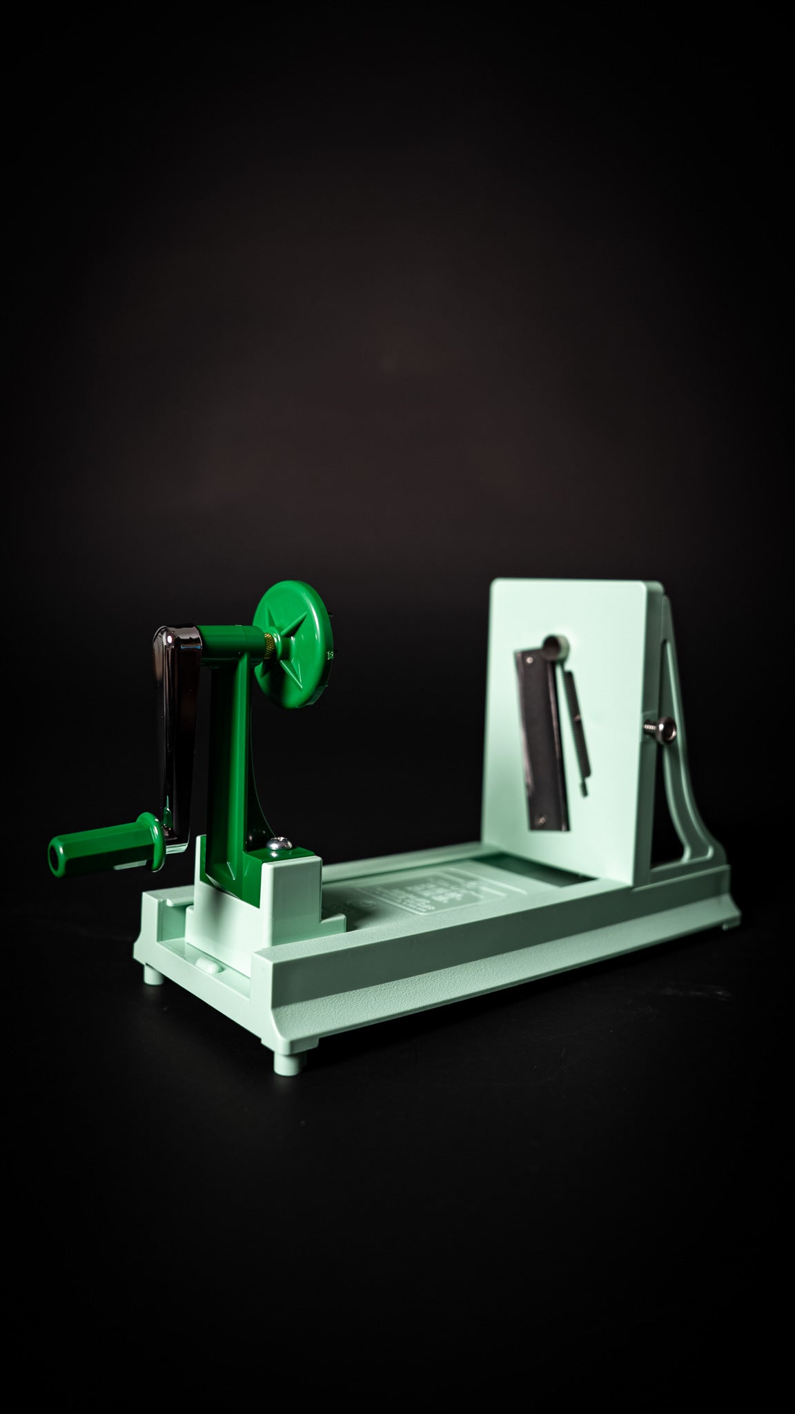 Vue détaillée du disque d’entraînement du Benriner Turning Slicer japonais.