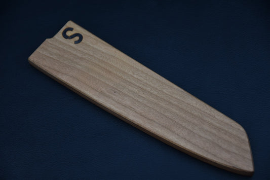 Couteau japonais Bunka – saya en bois franc canadien fabriqué par Bruno Barr à Québec, vue complète de dessus – Stay Sharp Montréal.