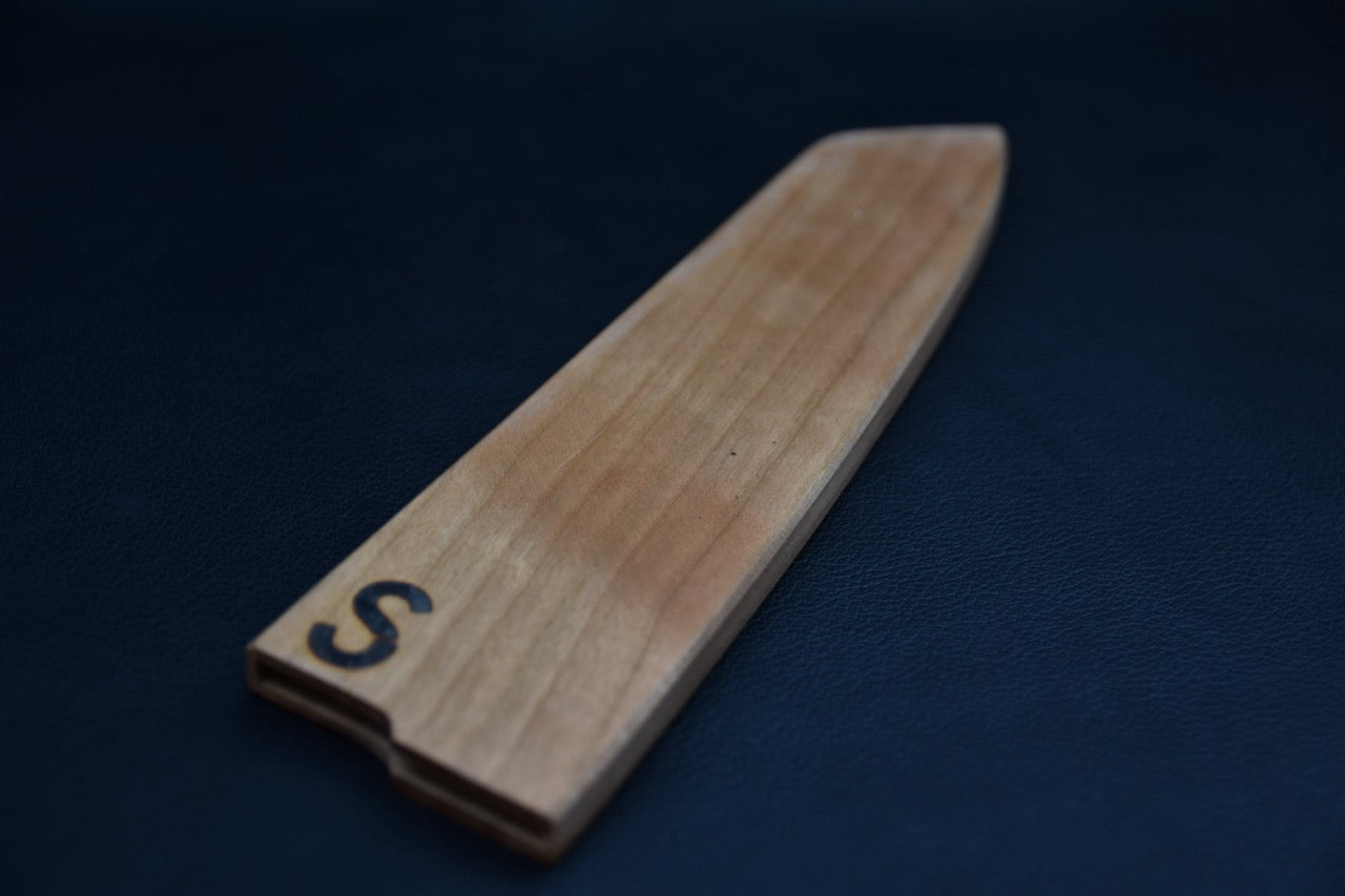 Couteau japonais Bunka – étui saya en bois canadien vu en perspective, avec ouverture et logo Stay Sharp – Stay Sharp Montréal.