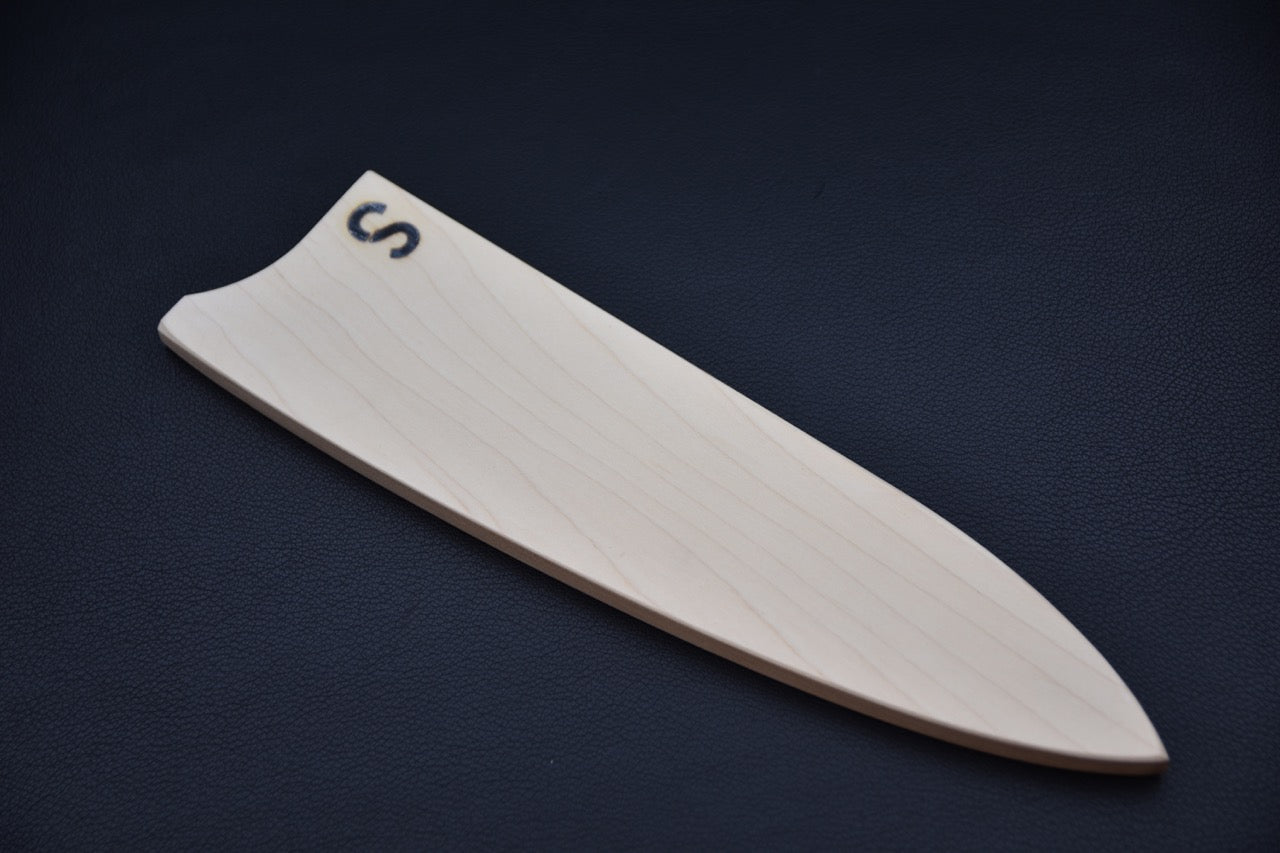 Saya en bois d’érable pour couteau japonais Gyuto 210mm, vue de dessus sur fond noir.