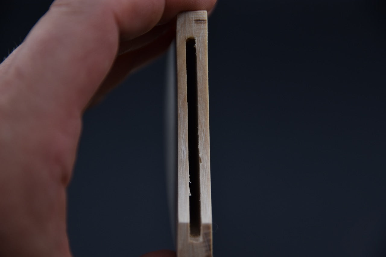 Profil latéral de la saya en érable clair pour couteau japonais, fait main au Québec.