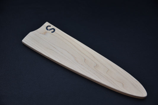 Saya en bois clair pour couteau japonais gyuto 210mm avec logo Stay Sharp gravé — vue rapprochée du talon