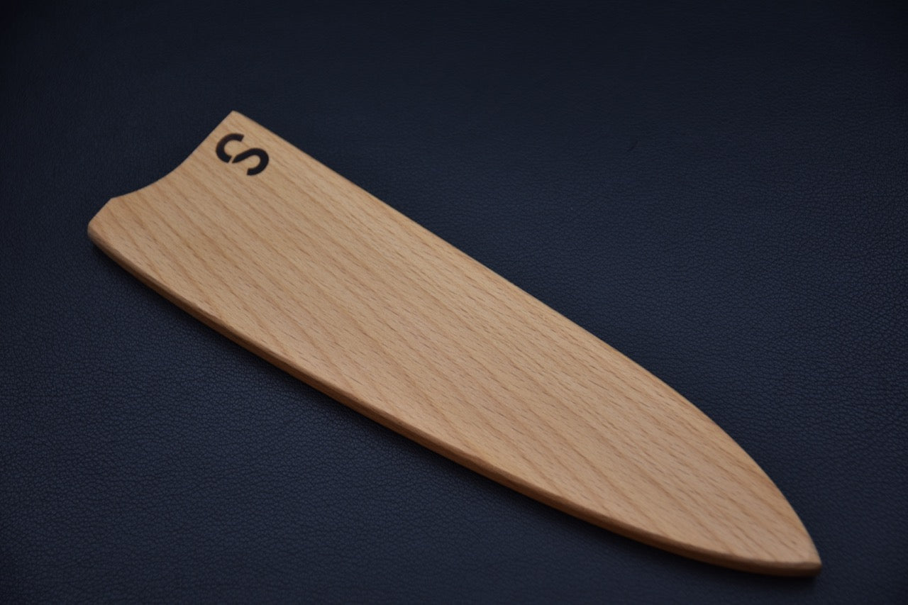 Saya en bois de cerisier pour couteau japonais Gyuto 240mm vue de face sur fond noir.

