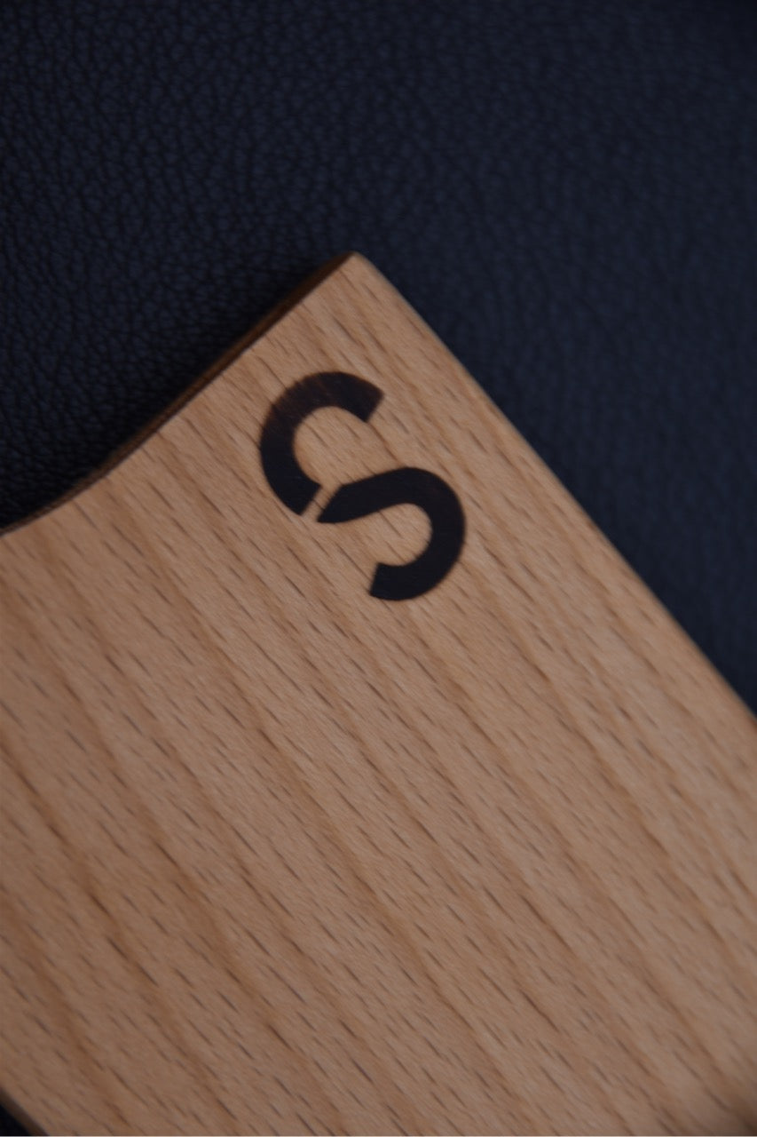 Gravure discrète sur saya en bois de cerisier pour couteau japonais Gyuto.