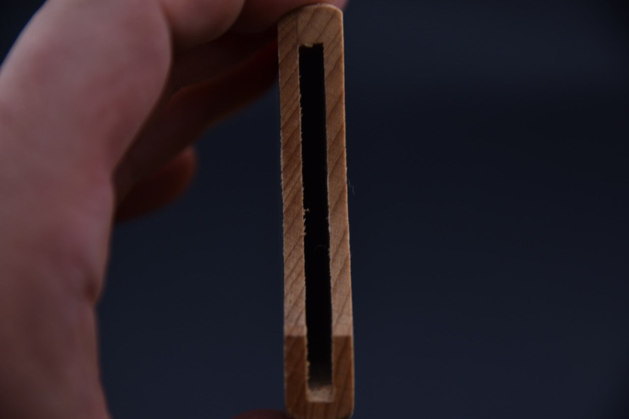 Intérieur de la saya pour couteau japonais, montrant le logement de la lame.