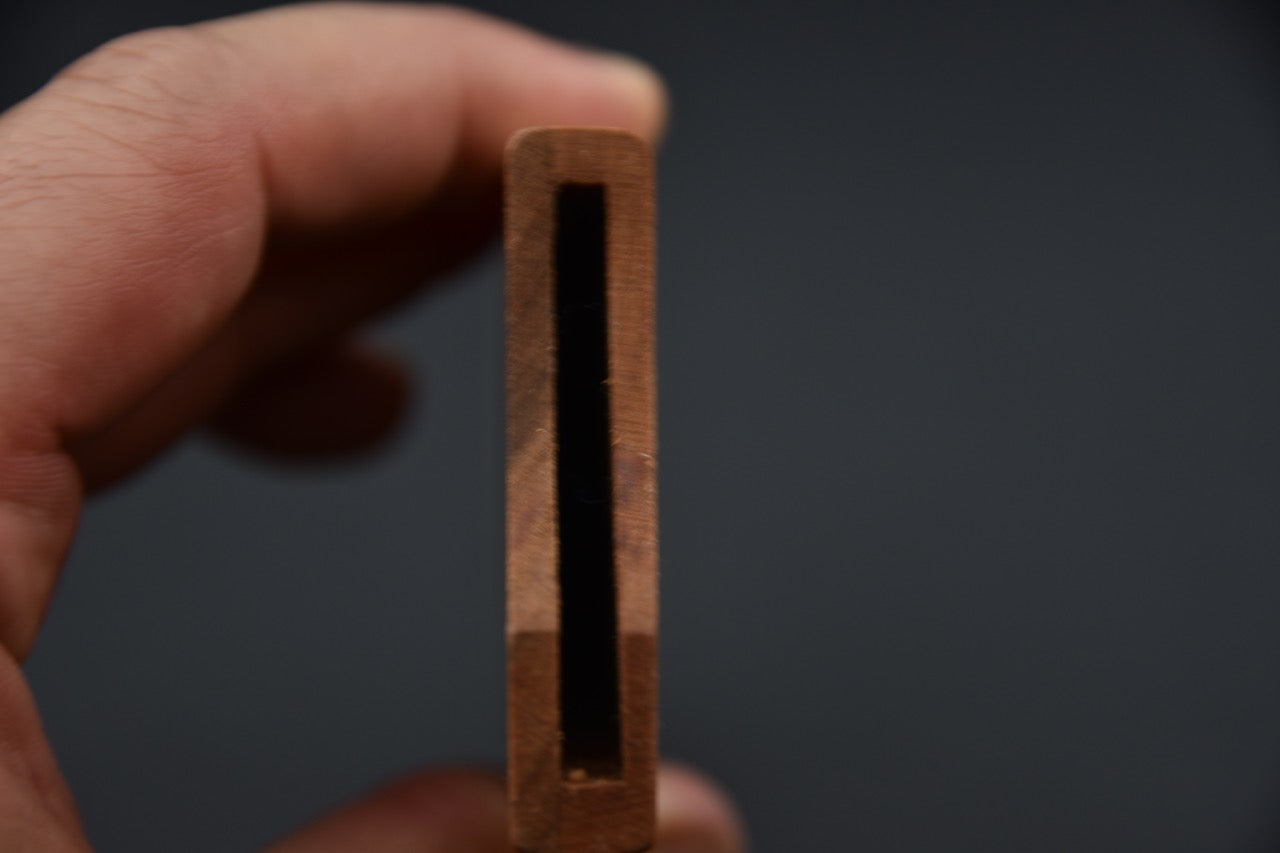 Embouchure intérieure de la saya en bois pour couteau japonais, vue de face.