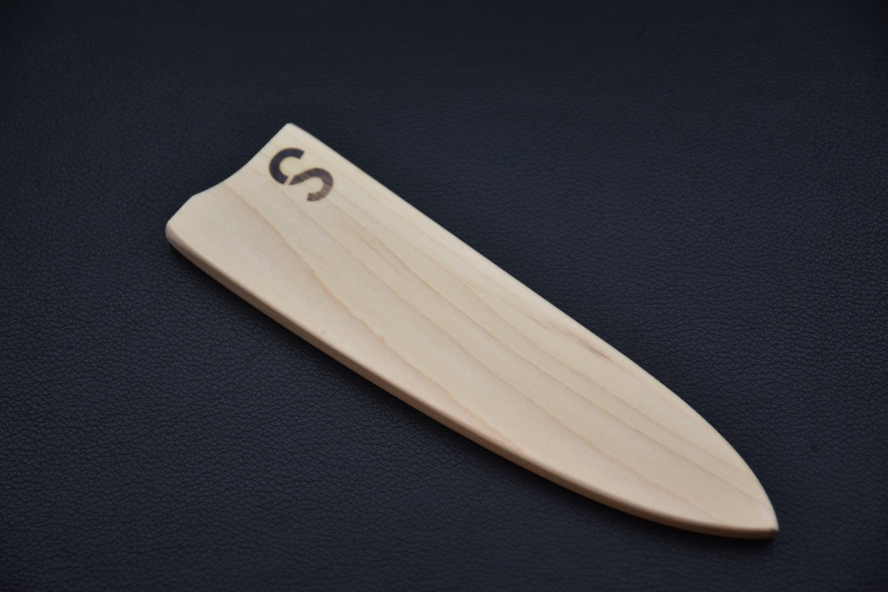 Couteau japonais protégé par une saya en bois d’érable clair, vue de dessus.