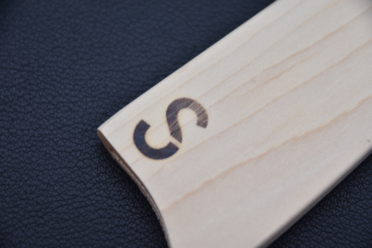 Gravure du logo Stay Sharp sur saya en bois pour couteau japonais.