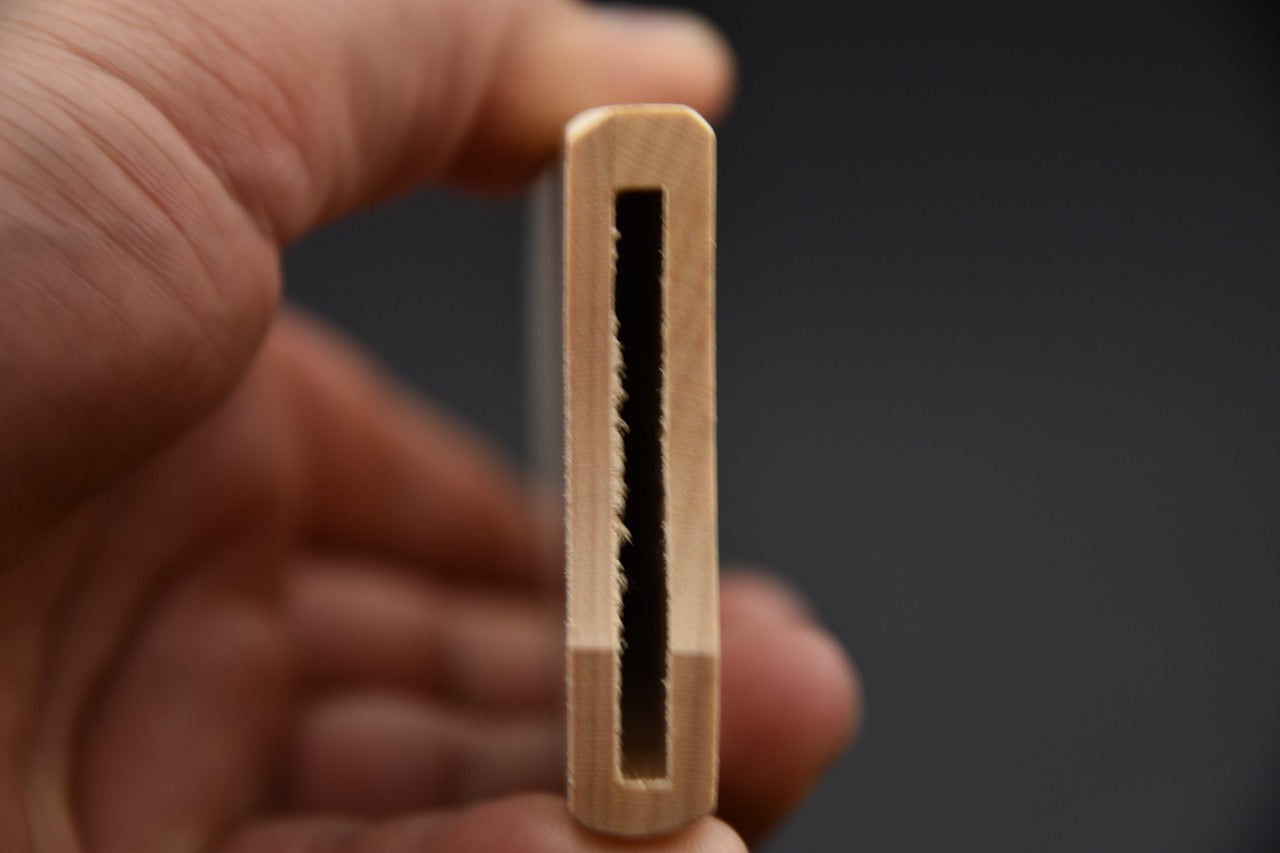 Vue intérieure de la saya en érable pour couteau japonais, montrant le canal creusé.