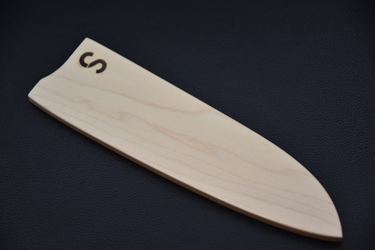 Saya en érable pour couteau japonais Santoku, vu de côté sur fond noir.