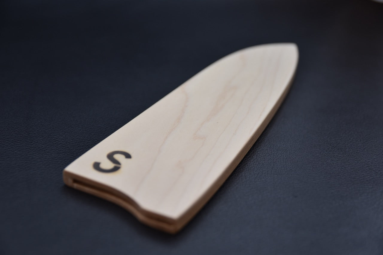 Profil du saya pour couteau japonais Santoku, lignes épurées et finition lisse.