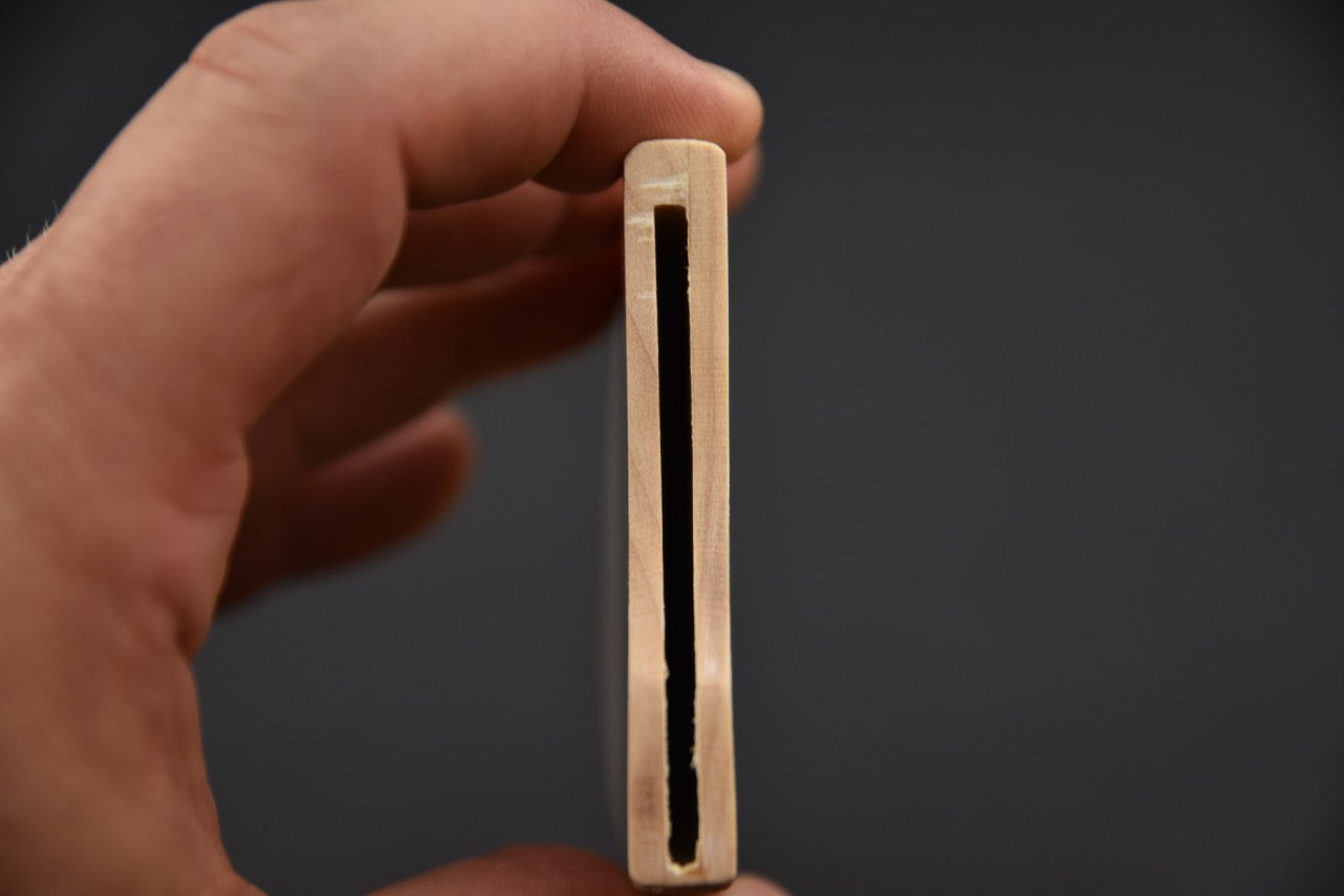 Vue de l’ouverture intérieure du saya montrant l’espace pour la lame du couteau japonais.