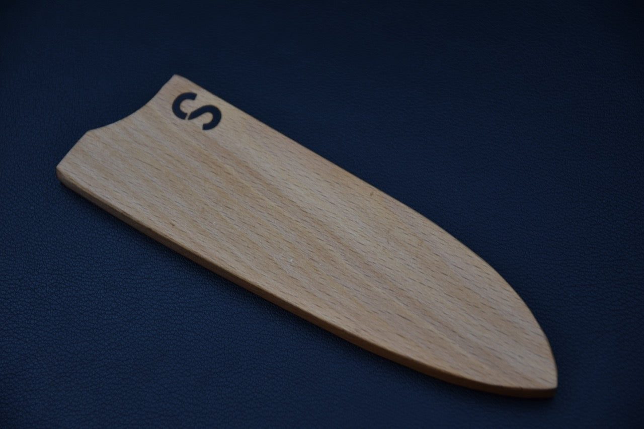 Saya en bois pour couteau japonais Santoku à manche occidental, vue complète — Stay Sharp Montréal.