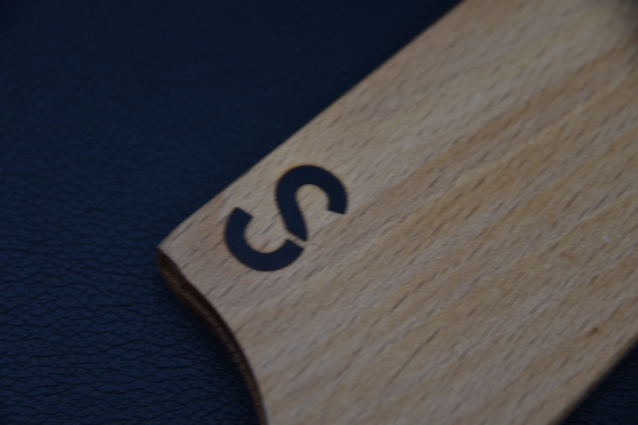 Détail du talon du saya pour couteau japonais Santoku avec logo Stay Sharp — Stay Sharp Montréal.