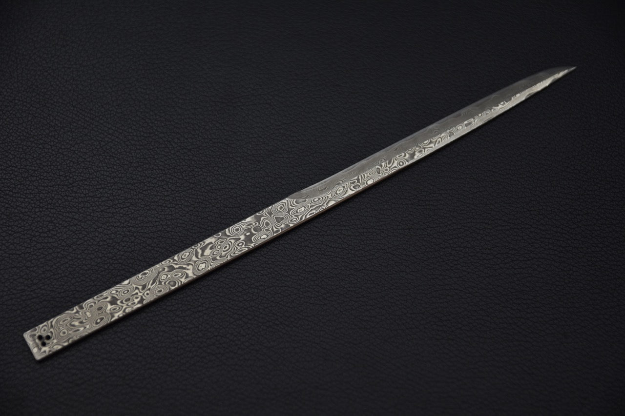 Lame damassée SG2 Anmon de couteau japonais à papier vue de près.

