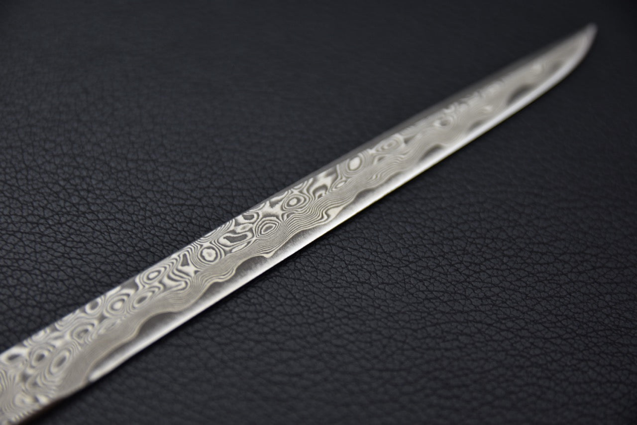 Couteau japonais à papier SG2 Anmon avec étui en tissu traditionnel noir et blanc.

