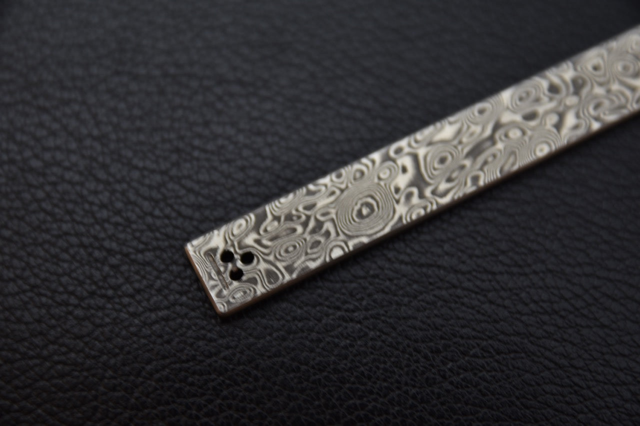 Pointe affûtée du couteau japonais à papier SG2 damassé Anmon.

