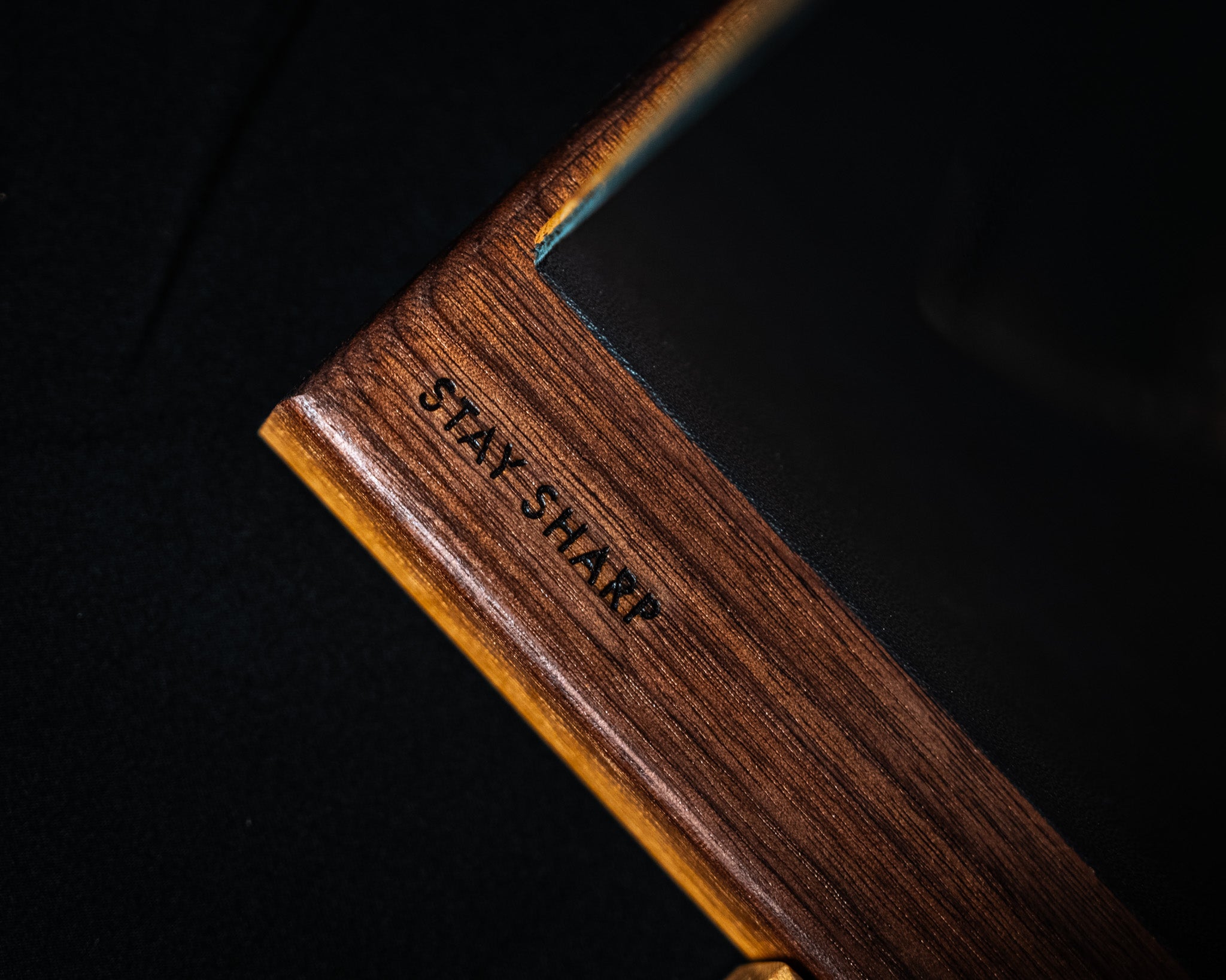 Support magnétique en bois de noyer foncé avec lames de couteaux japonais, détail du grain de bois et marquage Stay Sharp.