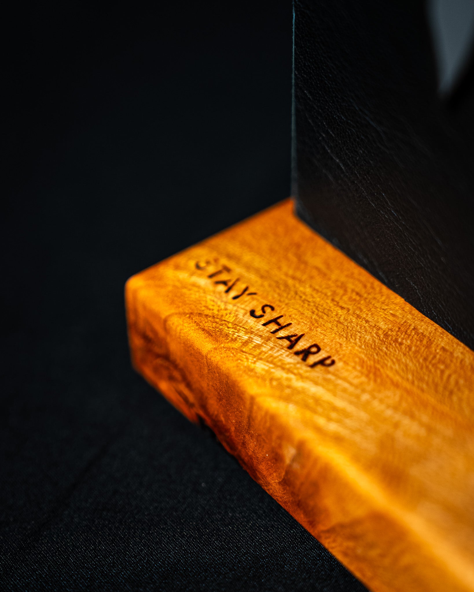 Base en merisier clair d’un support magnétique Stay Sharp, vue de côté avec grain du bois visible et couteaux insérés.