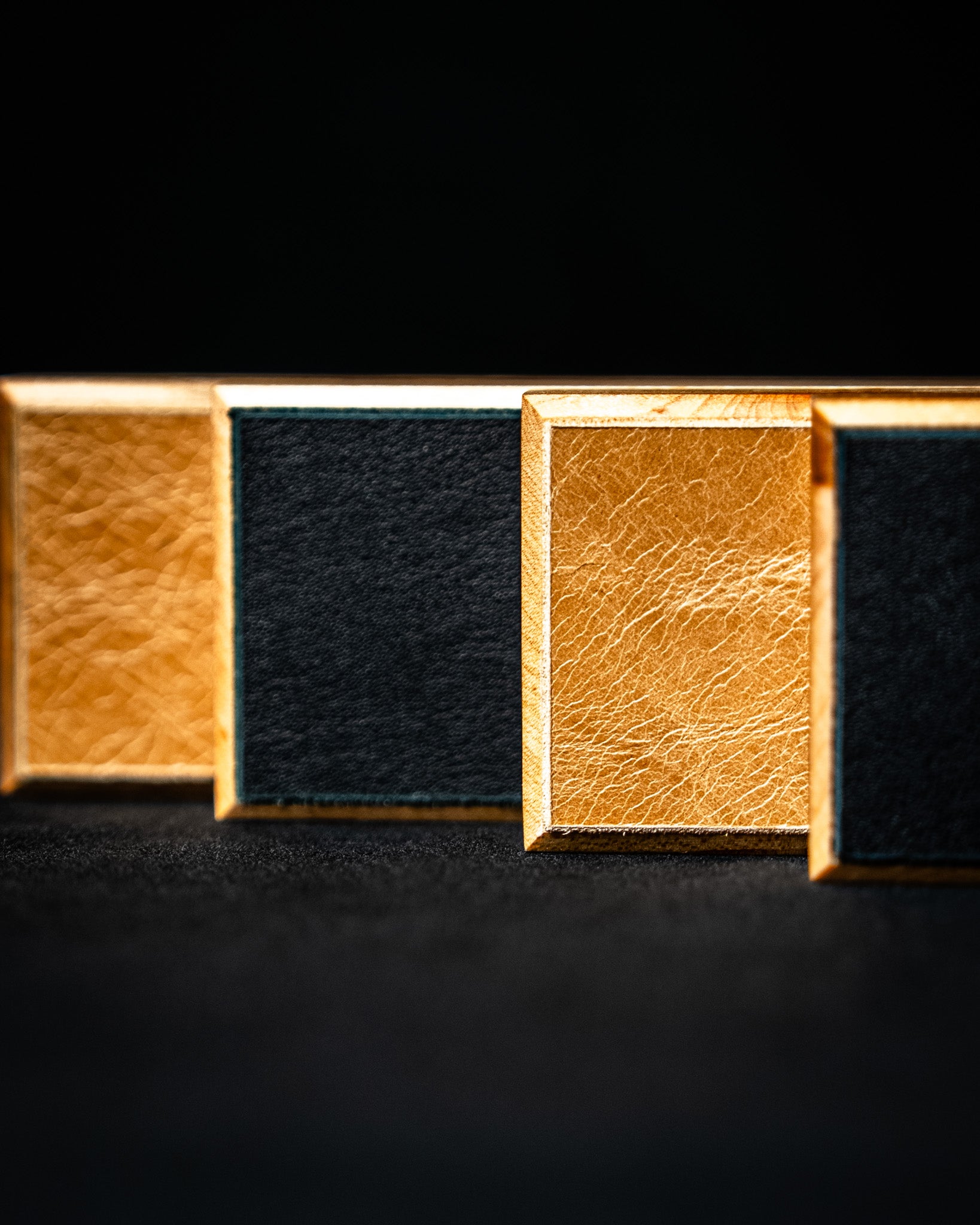 Alignement de barres magnétiques murales Stay Sharp posées à plat, en bois massif avec surfaces en cuir.