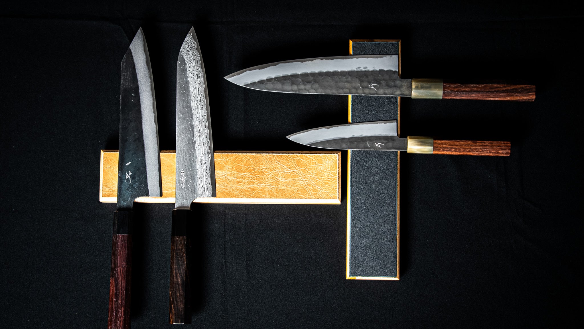 Vue de dessus de deux barres magnétiques murales Stay Sharp en bois massif et cuir texturé, avec couteaux japonais.