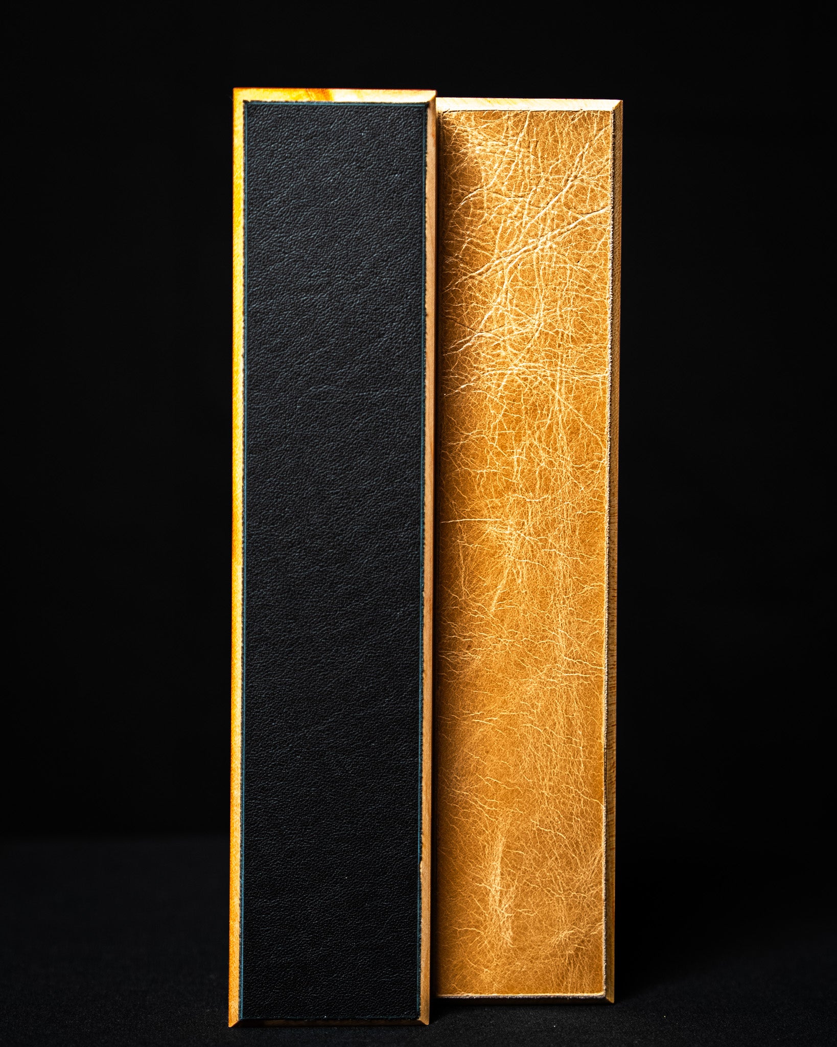 Détail rapproché des barres magnétiques murales Stay Sharp, montrant le contraste entre cuir brun et cuir noir.