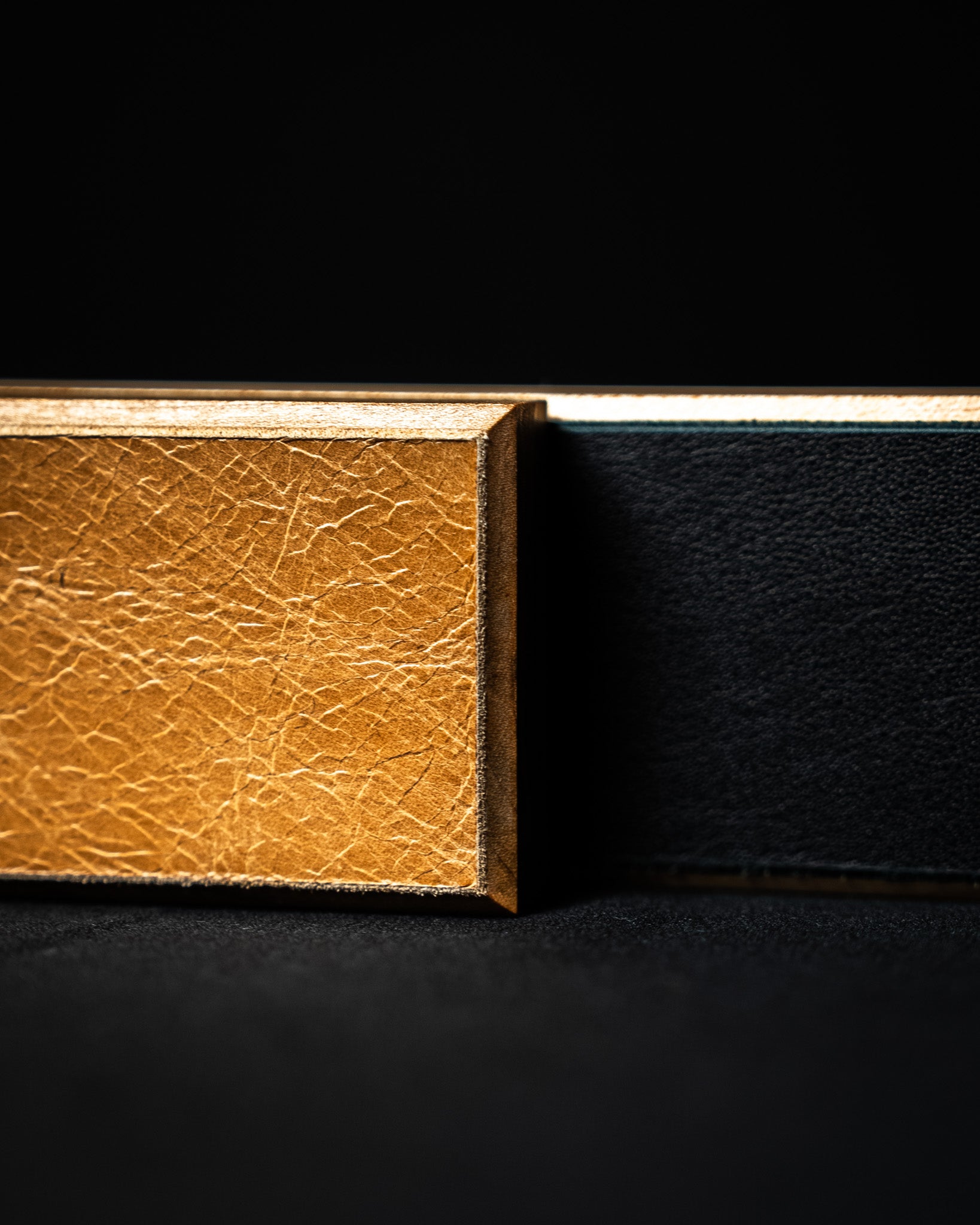 Barres magnétiques murales artisanales alignées, en bois naturel avec finition cuir noir et brun, vue de côté.